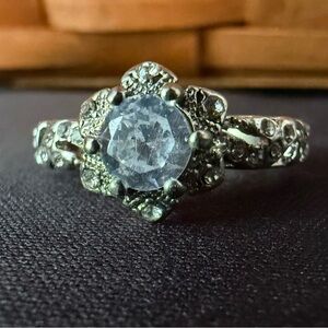 Elegant Silver Floral Ring